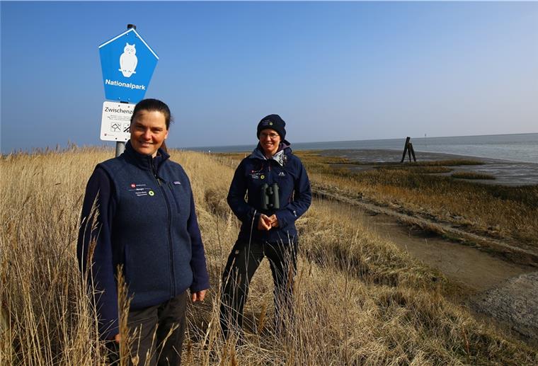 Butjadingen: Nationalpark-Rangerin macht Sabbatjahr Susanne Koschel (links) ist Rangerin im Nationalpark. Am 1. April verabschiedet sie sich in eine einjährige Auszeit. Ihre Aufgaben übernimmt Annelie Hedden.