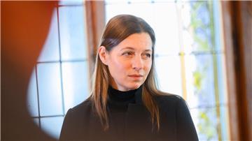 Susanne Menzel-Riedl, Vorsitzende der Landeshochschulkonferenz, bei der Unterzeichnung und Vorstellung.