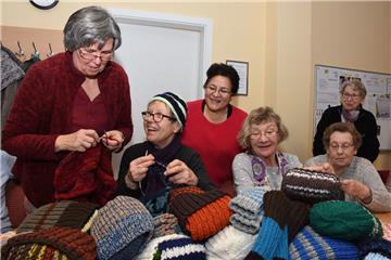 Susanne Peters, Elke Kelch, Miriam Schulz, Anita Langmark, Waltraud Thiermann und Felicia Dolhs (von links) sorgen gemeinsam mit zahlreichen weiteren Frauen für Nachschub an Mützen, Handschuhen und Schals für Seeleute und Kinder.