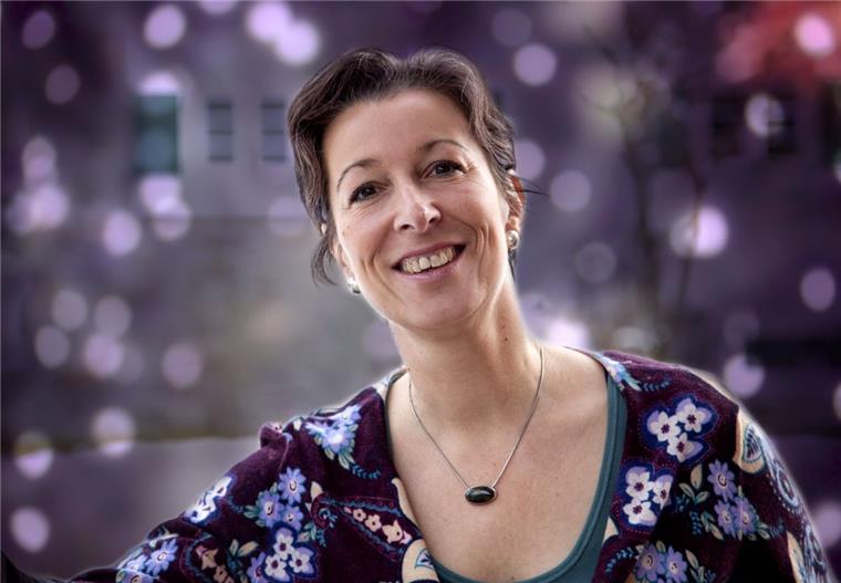 Hier gibt's Weihnachtsgeschichten zum Anhören Susanne Schwan, Redakteurin bei der Nordsee-Zeitung, liest Geschichten und Gedichte vor.