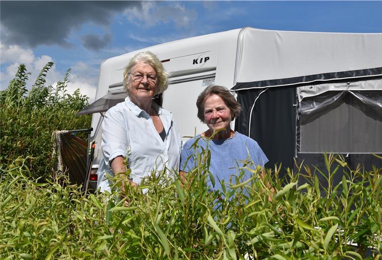 Susanne Stumper (links) und Christa Fürst sind seit drei Jahren Dauercamper in Rechtenfleth.