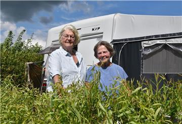 Susanne Stumper (links) und Christa Fürst sind seit drei Jahren Dauercamper in Rechtenfleth.