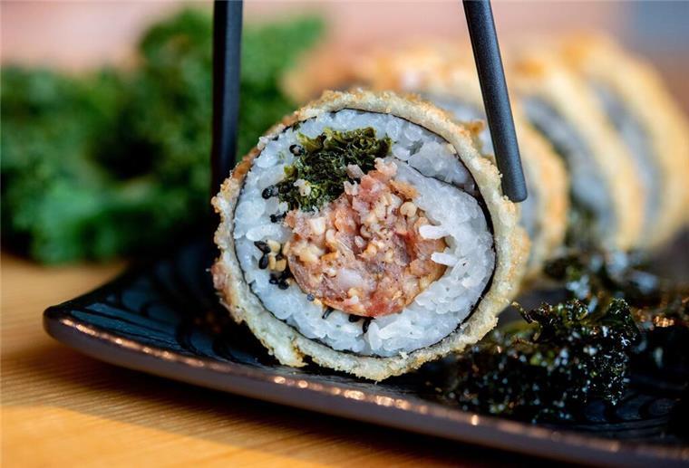 Traditionelles Gericht neu interpretiert - Grünkohl-Sushi Sushi mit Grünkohl und Pinkel.