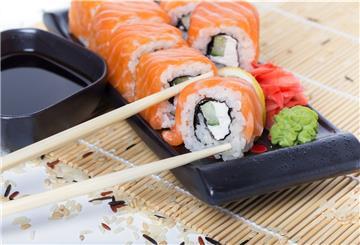 Sushi-Variationen aller Art werden im Fischereihafen hergestellt.