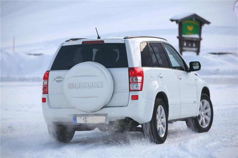 Bei Glätte auch mit SUV vorsichtig fahren SUV-Fahrer sollten sich nicht dazu verleiten lassen, auf Eis und Schnee zu schnell zu fahren, warnen die Dekra-Experten