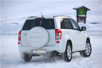 SUV-Fahrer sollten sich nicht dazu verleiten lassen, auf Eis und Schnee zu schnell zu fahren, warnen die Dekra-Experten