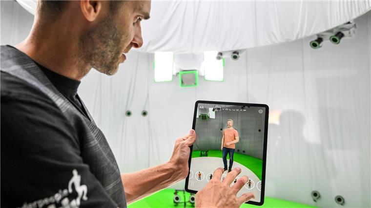 Mit KI im „Pingpong“: Digitale Avatare und Co. im Film Sven Bliedung von der Heide, Chef vom Volucap-Studio in Babelsberg, zeigt einen 3D-Avatar.