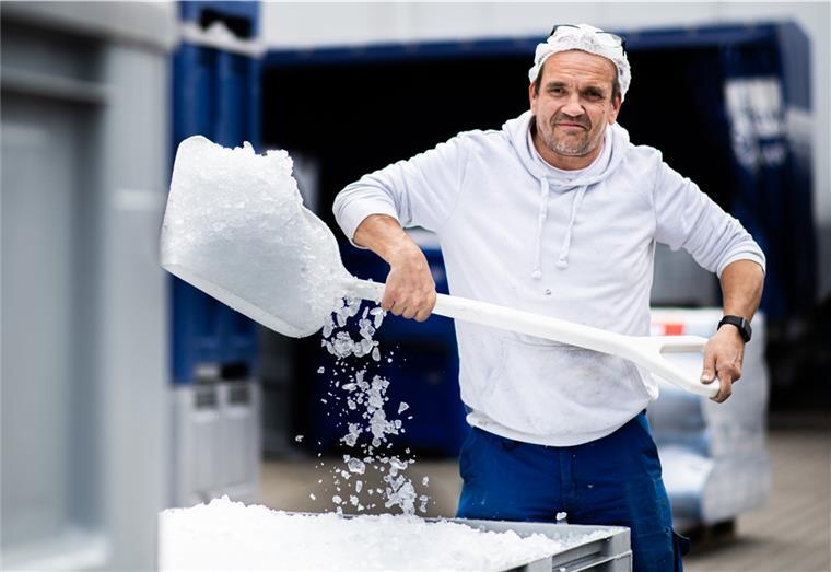 Sven Elsner und seine Kollegen überwachen die Maschinen im Bremerhavener Eiswerk. Auch am Wochenende ist er immer in Bereitschaft.
