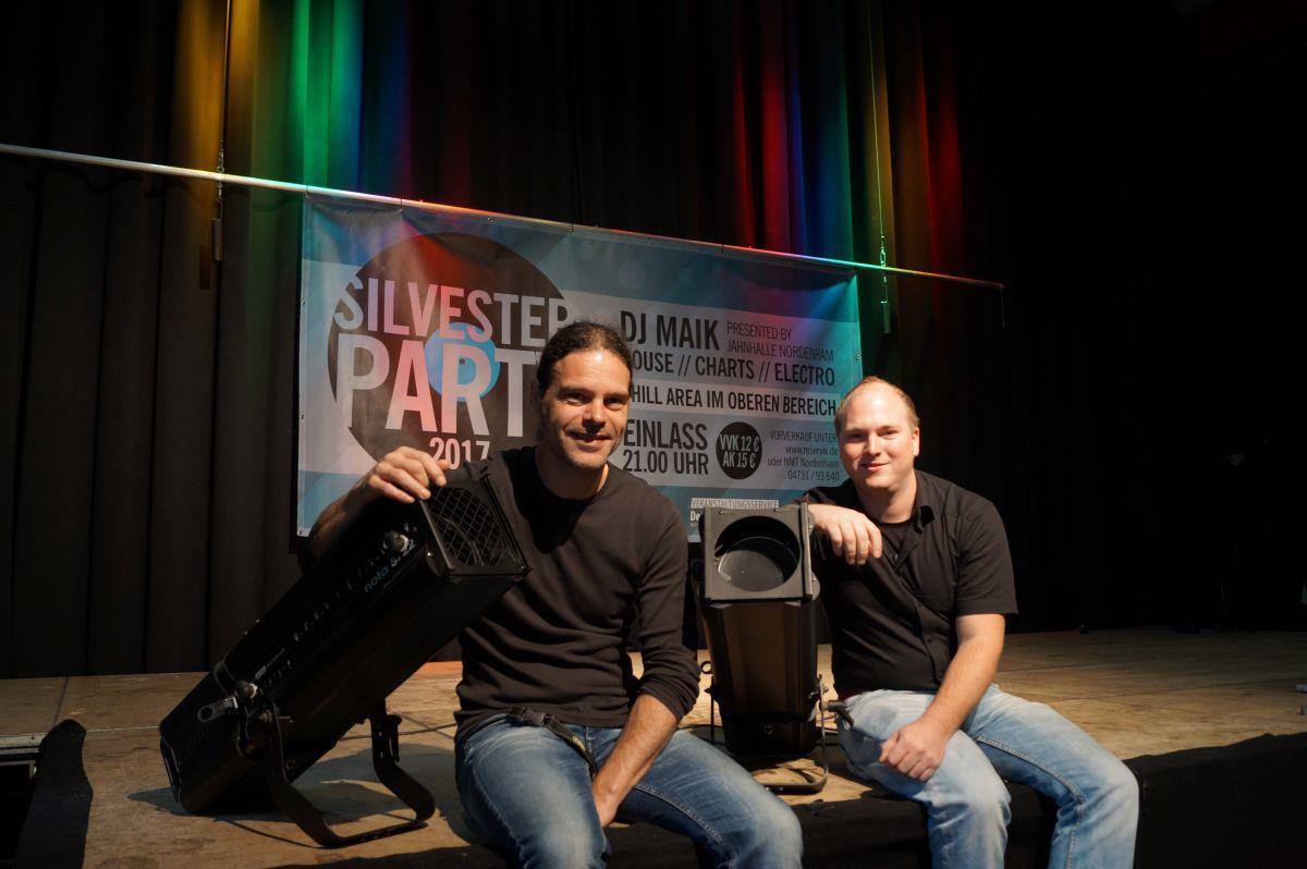 Sven Lüdke (links) und Dennis Noppmann freuen sich auf eine Silvester-Party mit Club-Ambiente.