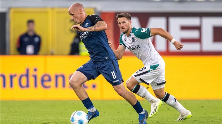 SC Paderborn bleibt in 2. Liga ungeschlagen Sven Michel (l) und der SC Paderborn bleiben ungeschlagen.