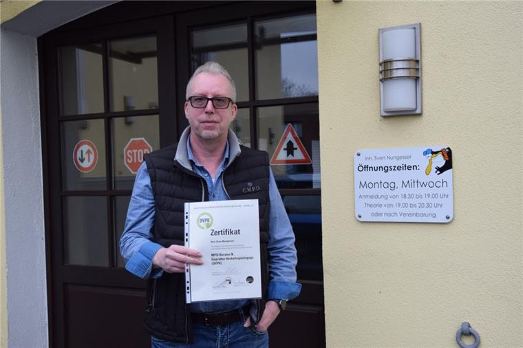 Sven Nungesser, Inhaber von Sven’s Fahrschule, bietet nun auch MPU-Beratungen an. Beim sogenannten „Idiotentest“ sollen Betroffene nachweisen, dass sie ihr Verhalten zum Positiven geändert haben. 