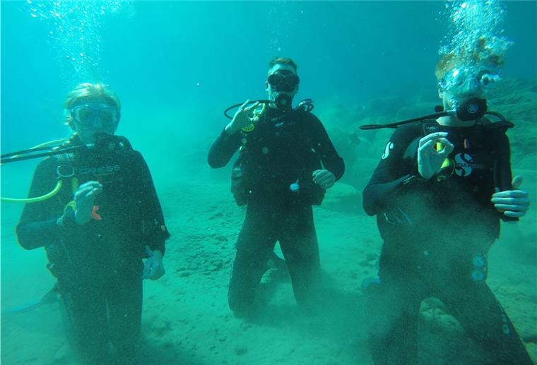 Tauchen: Wenn das Hobby auf den Geldbeutel drückt Drei Taucher Unterwasser
