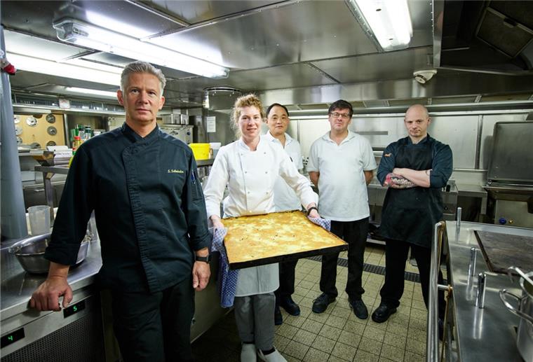 So reagierte der MOSAiC-Koch auf verzögerten Nachschub Sven Schnieder (links) und sein Team versorgten die Expeditionsteilnehmer. Die Verpflegung auf der „Polarstern“ hat einen super Ruf.