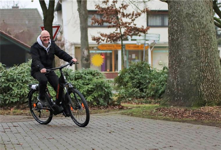 Dieser Autohändler aus Tarmstedt setzt seine Mitarbeiter aufs Rad Ein Radfahrer fährt auf den Hof eines Fahrradladens.