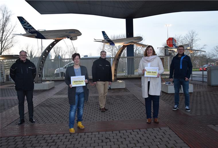 PAG-Glückspfennig-Aktion: 25.700 Euro für 13 Projekte Svenja Faehse, Leiterin des Kinderhauses Blauer Elefant in Einswarden, und Petra Warmer, Elternvertreterin der Karl-Eichler-Schule der Lebenshilfe Wesermarsch für Menschen mit Behinderungen in Brake, haben gestern stellvertretend für die 13 Projektträger die symbolischen Spenden-Schecks der Glückspfennig-Aktion von Premium Aerotec entgegengenommen. Sie wurden von Glückspfennig-Koordinator Ralf Hesse (von links), Personalleiter Dirk Schumacher und dem Betriebsratsvorsitzenden Michael Eilers übergeben.