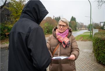Svenja Wirths im Gespräch mit einem anderen Betroffenen: Die Anwohner wollen sich gegen die Zahlungsbescheide mit teils astronomischen Summen wehren.