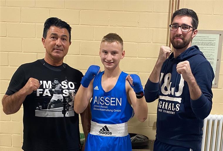 Nordenhamer Boxer Erik Pisarewski siegt in erster Runde SVN-Spartenleiter Ali Karaboyun (links) und Trainer Vahdet Karaboyun (rechts) freuten sich über den Sieg von Erik Pisarewski.