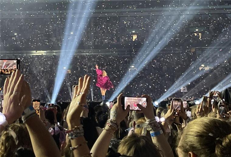 Großes Finale für Taylor Swifts Rekord-Tour steht bevor Swift begeisterte Fans weltweit. (Archivbild)
