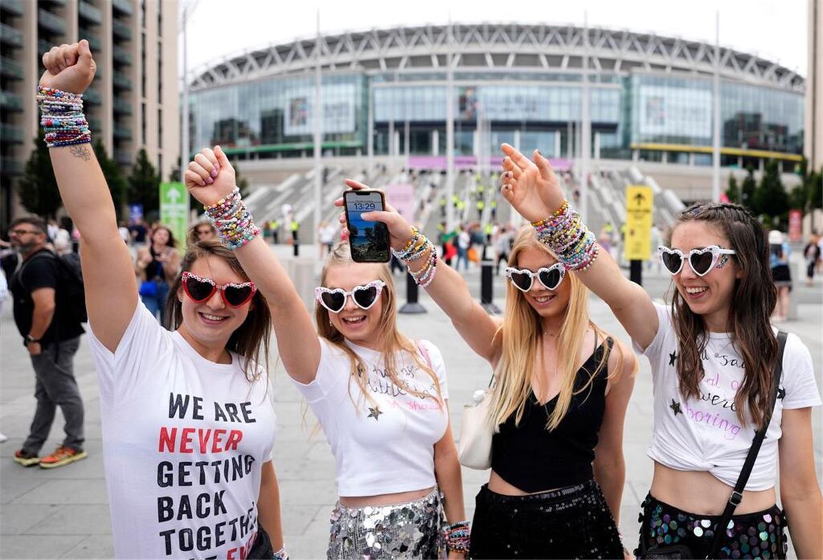 Londoner Polizei: Gut vorbereitet auf Taylor Swifts Konzert „Swifties“ freuen sich vor dem Wembley-Stadion auf das Eras-Tour von Taylor Swift .