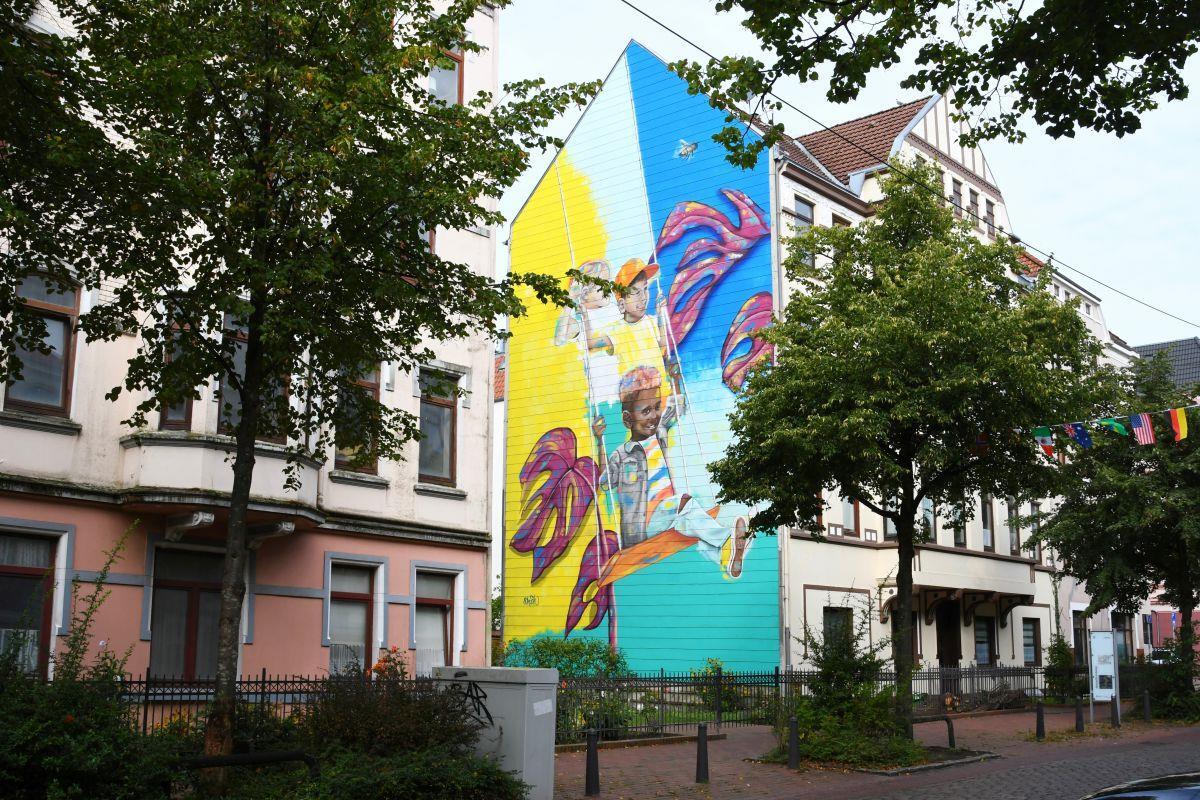 „Swinging together“ heißt das Bild, das Künstler Daniel Schuster, alias „Daschu“, am Gebäude Goethestraße 47a kreiert hat.  