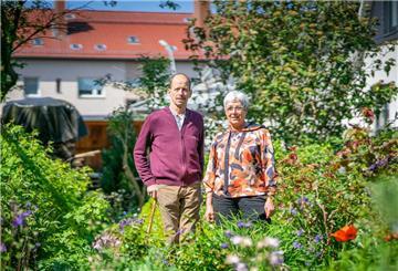 Sybille Böschen und Hubert Paetz vom Grünen Kreis Bremerhaven sind voller Vorfreude auf die Aktion „Offene Gartenpforte“. Foto: Hartmann