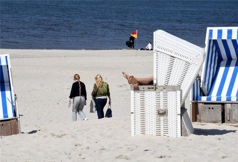 Der Strand auf der Insel Sylt mit Strandkörben, Nordsee und Menschen.