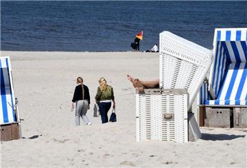 Der Strand auf der Insel Sylt mit Strandkörben, Nordsee und Menschen.