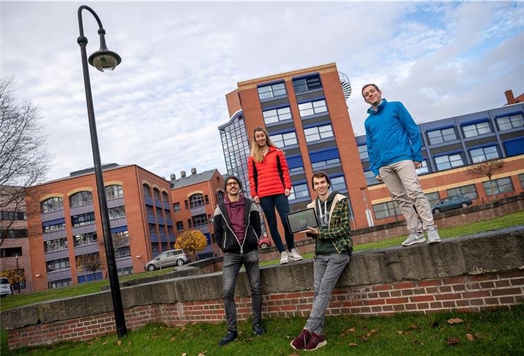 Studenten aus Bremerhaven gehen leer aus Sylvan Rentel, Lina Becker, Julian Schöne und Marcel Conrad (von links) haben es bis ins Finale des Deutschen Nachhaltigkeitspreis geschafft.