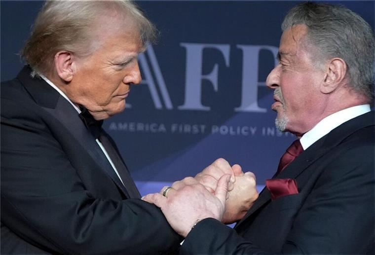 Trump kündigt hohe Zölle auf im Ausland produzierte Filme an Sylvester Stallone ist einer von Trumps „Botschaftern“ in Hollywood. (Archivbild)
