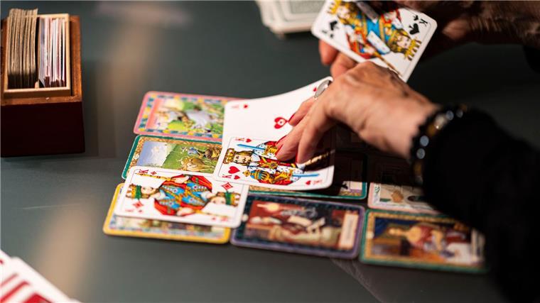 Kartenlegerin hofft auf Frieden im Jahr der Sonne Sylvie Kollin benutzt Symbolkarten und ein normales Skatspiel bei ihren Sitzungen.