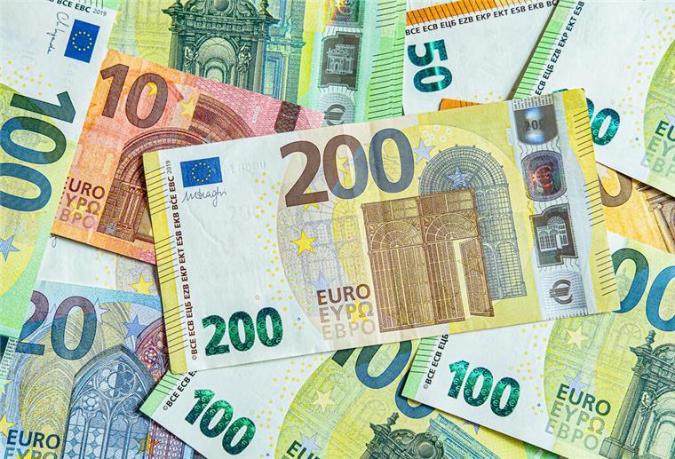 So viel Geld solltest du in deinem Alter haben Verschiedene Geldscheine.