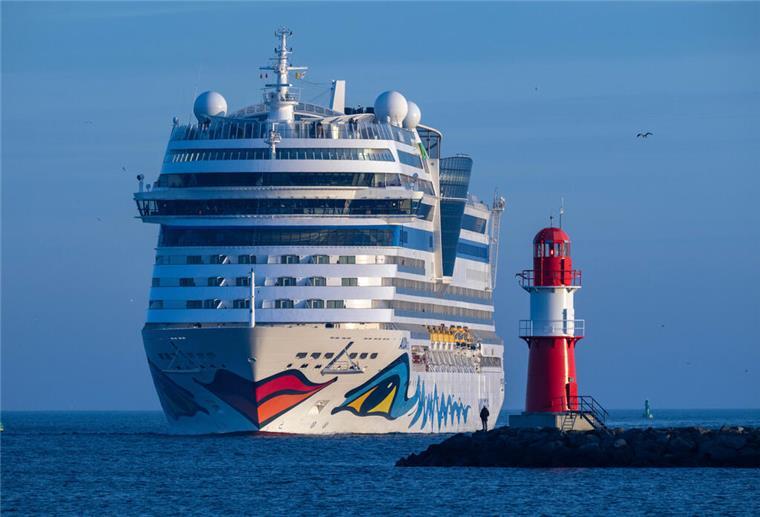 Aida Cruises plant zwei neue Schiffe: Kreuzfahrt-Fans sind entsetzt Ein Kreuzfahrtschiff aus der Frontperspektive