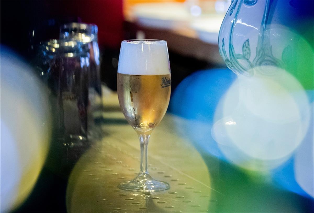 Symbolbild: Ein Glas Bier steht in einer Kneipe. Die Gastro-Verbände wollen wegen der womöglich widerrechtlichen Kneipen-Schließungen klagen.