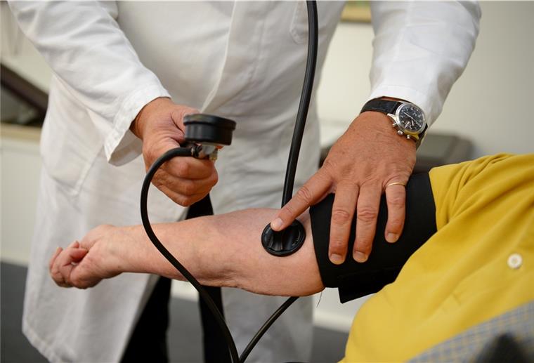Hausärzte im Cuxland: Der Nachwuchs kommt Symbolbild: Ein Hausarzt misst am in seiner Praxis einer Patientin den Blutdruck. Die Versorgung in der Region ist laut Kassenärztlicher Vereinigung relativ stabil. Eine Landarztquote könnte helfen.