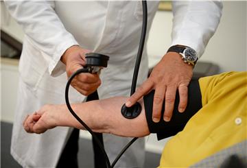 Symbolbild: Ein Hausarzt misst am in seiner Praxis einer Patientin den Blutdruck. Die Versorgung in der Region ist laut Kassenärztlicher Vereinigung relativ stabil. Eine Landarztquote könnte helfen.