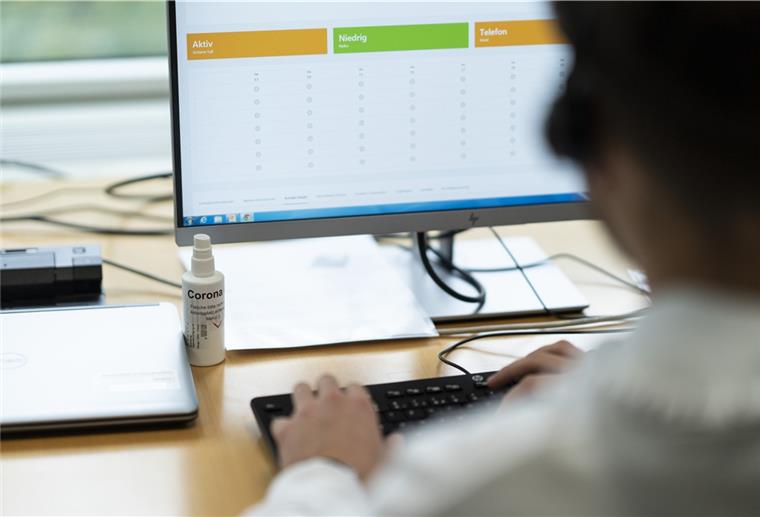 Symbolbild: Ein Mitarbeiter des Gesundheitsamtes zur Kontakt-Nachverfolgung sitzt im Contact Tracer Zentrum an einem Computern. 