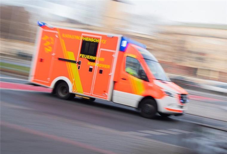 Symbolbild: Ein Rettungswagen auf Einsatzfahrt.