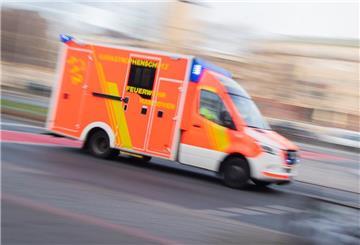 Symbolbild: Ein Rettungswagen auf Einsatzfahrt.