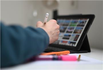 Symbolbild: Ein Schüler arbeitet an einem iPad mit einer Lernplattform.