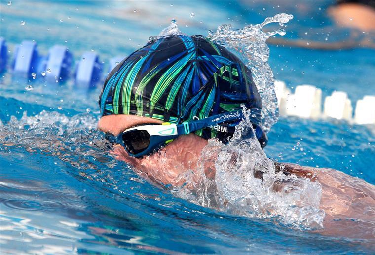 Bremerhaven: Bädergesellschaft senkt Wassertemperatur Symbolbild: Ein Schwimmer nutzt die freie Bahn in einem Schwimmbecken . Foto: Roland Weihrauch/dpa