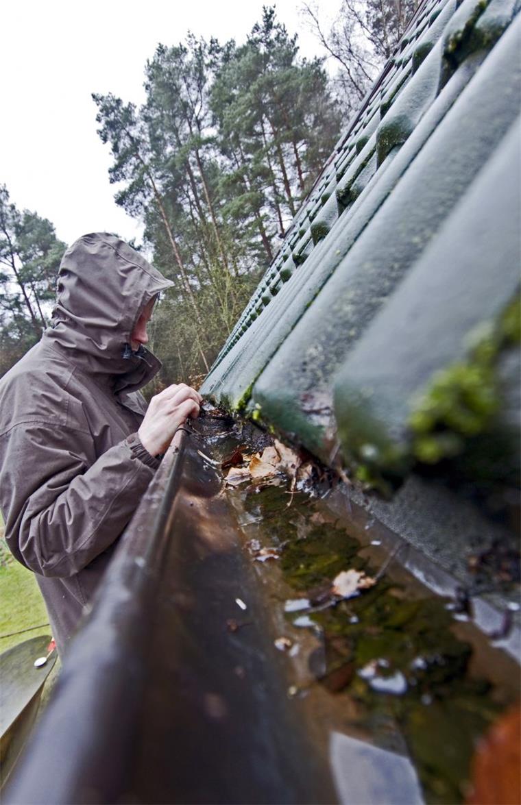 Geestenseth: Wenn der falsche Dachdecker klingelt Symbolbild: Eine ähnliche Situation hat sich auch in Geestenseth zugetragen, als zwei falsche Dachdecker bei Herbert Koch vor der Tür standen.