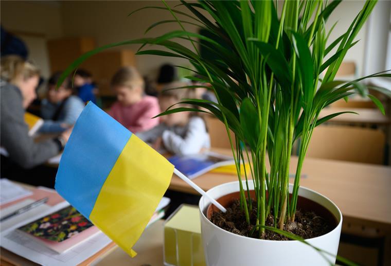 Bremerhaven: Zahl der Kriegsflüchtlinge auf mehr als 1800 geklettert Symbolbild: Geflüchtete aus der Ukraine sitzen in einem Klassenzimmer.
