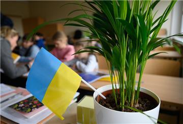 Symbolbild: Geflüchtete aus der Ukraine sitzen in einem Klassenzimmer.