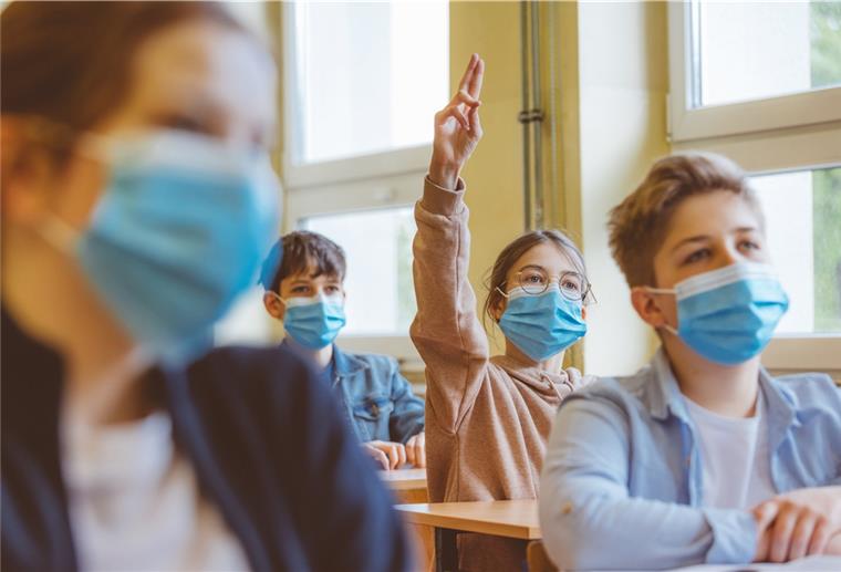Corona: Schüler in Bremerhaven fordern Umdenken Symbolbild: Mehrere Fenster einer Schule sind am Montagmorgen zum Lüften geöffnet.