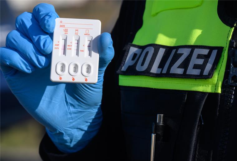 Fahren unter Drogeneinfluss: Wird das Problem in Bremerhaven größer? Symbolbild: Polizisten kontrollieren auf einer Straße Autos.