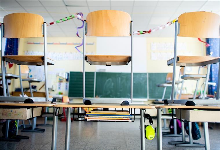 Symbolbild: Stühle stehen nach Schulschluss auf den Tischen in einem Unterrichtsraum.