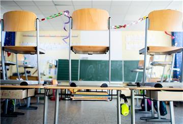 Symbolbild: Stühle stehen nach Schulschluss auf den Tischen in einem Unterrichtsraum.
