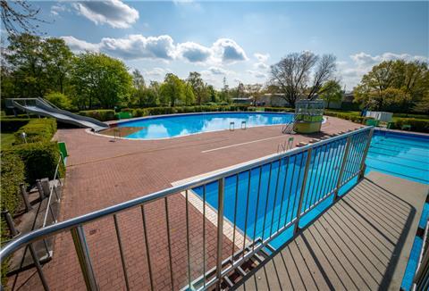 Symbolbild zum Thema: Das Freibad in Grünhöfe ist das einzige in Bremerhaven. Außerdem betreibt die Bädergesellschaft Schwimmbäder. Foto Scheschonka