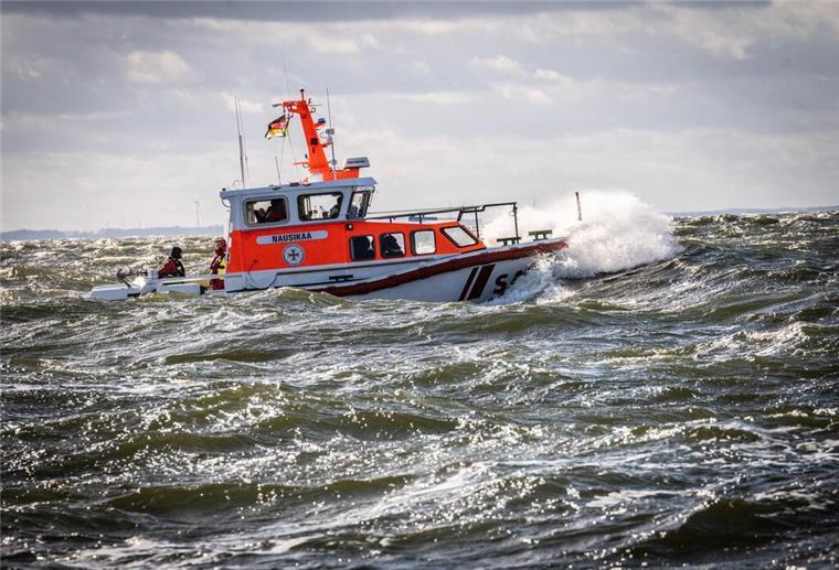 Gefährliche Rettungsmission: Segelcrew trotzt Sturm und Seekrankheit Ein Rettungsschiff bei hoher See