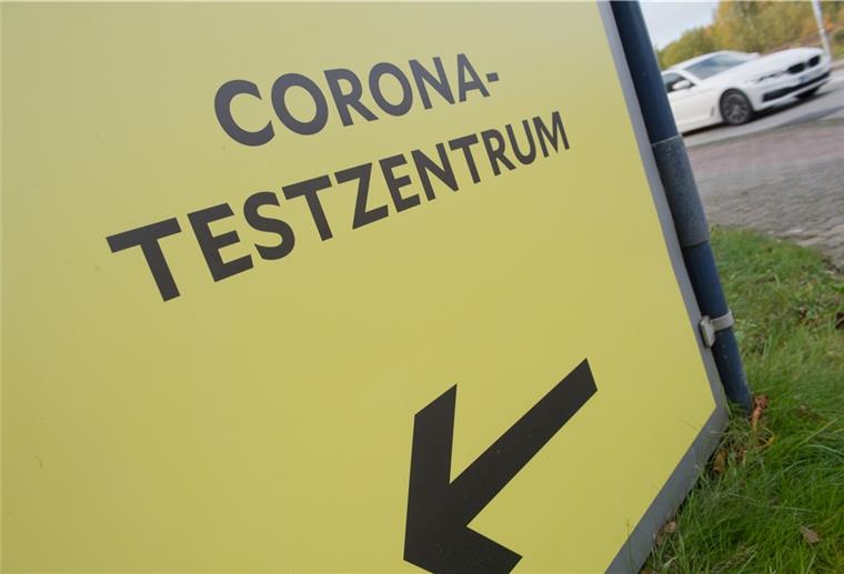 Symboldbild: Ein Schild mit dem Schriftzug "Corona-Testzentrum" weist auf ein mAbstrich-Zentrum hin. Foto: Sauer/dpa